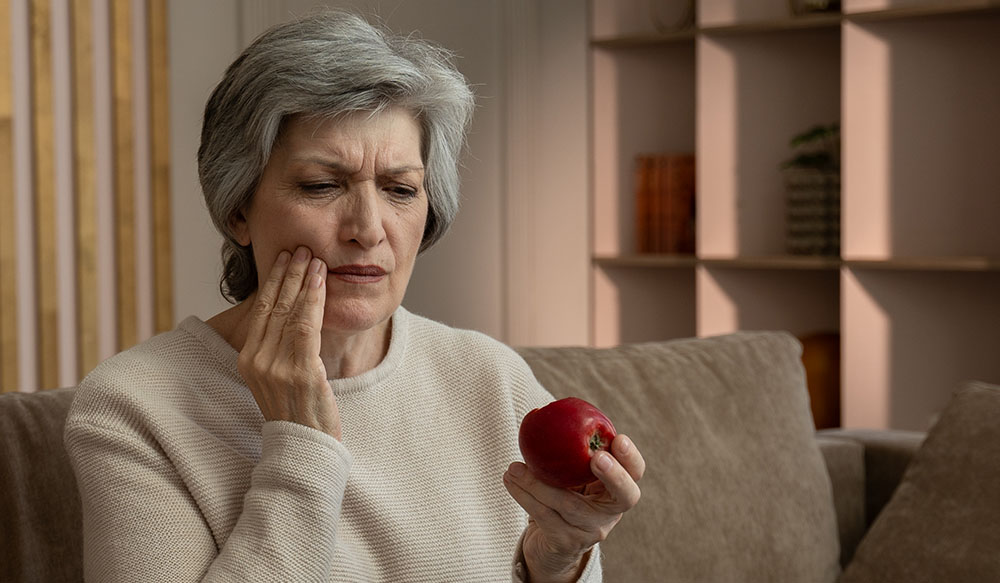 mature woman crack tooth apple