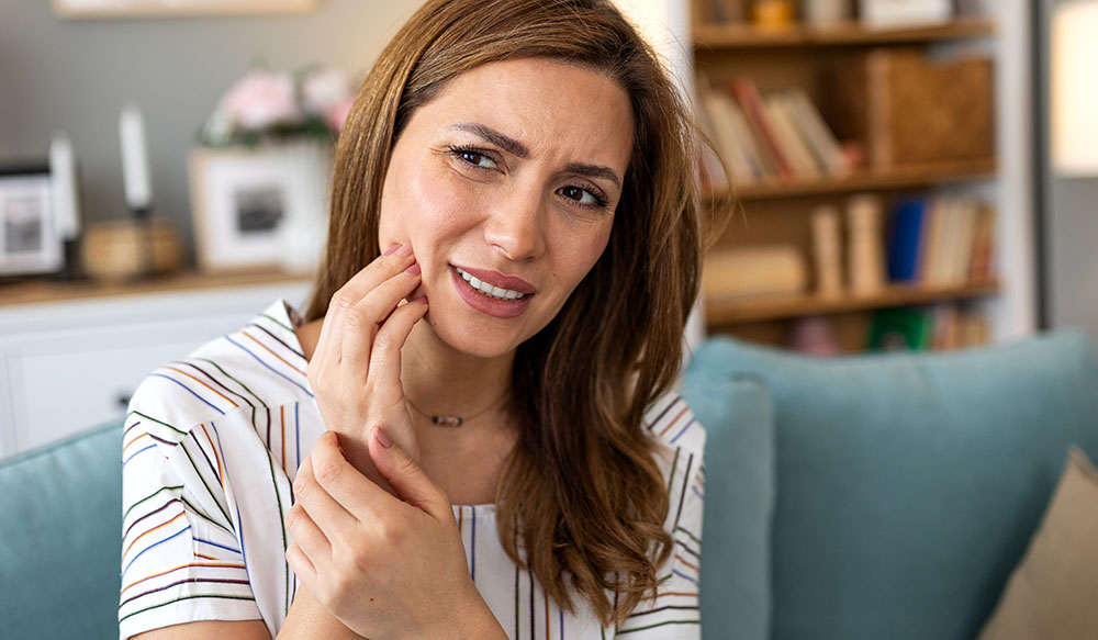 painful wisdom tooth woman